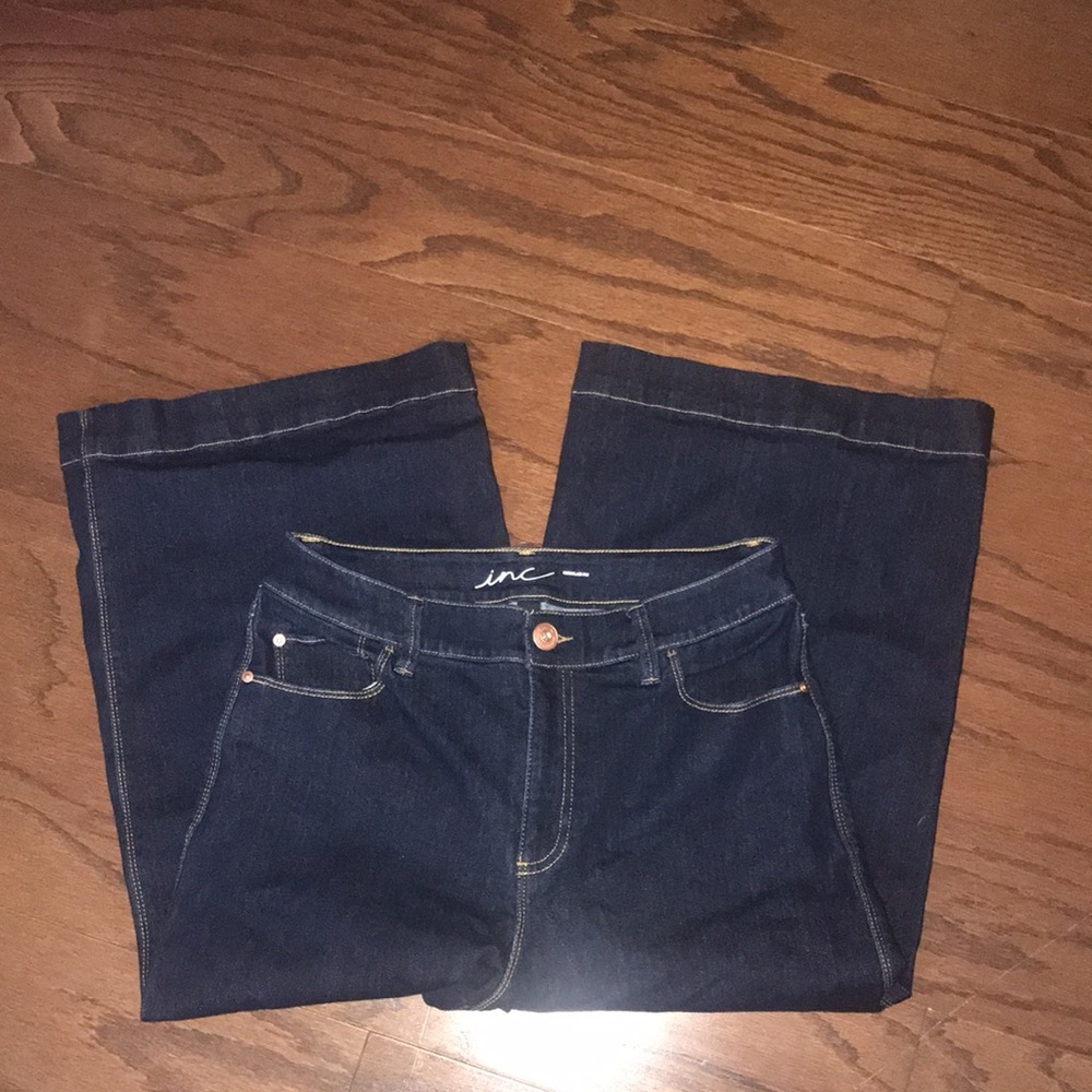 INC international concepts dark stretchy wide leg Capri jeans in size 8/29.